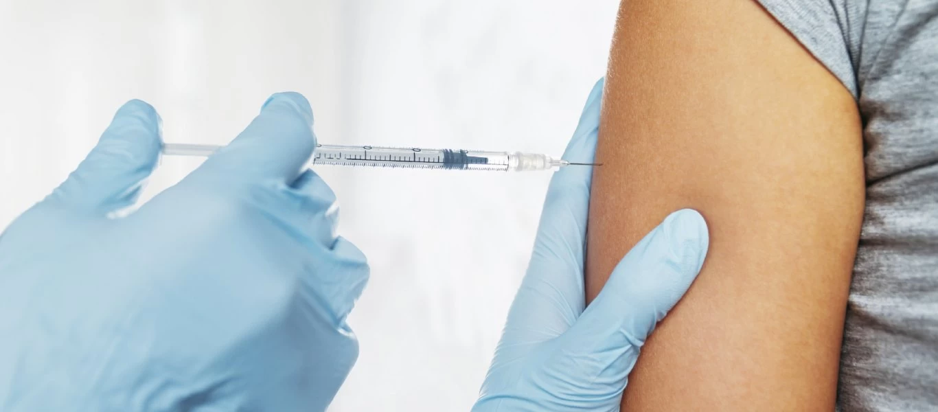 Παρενέργειες από το εμβόλιο κορωνοϊού: Ποιες είναι φυσιολογικές & ποιες πρέπει να σας ανησυχήσουν